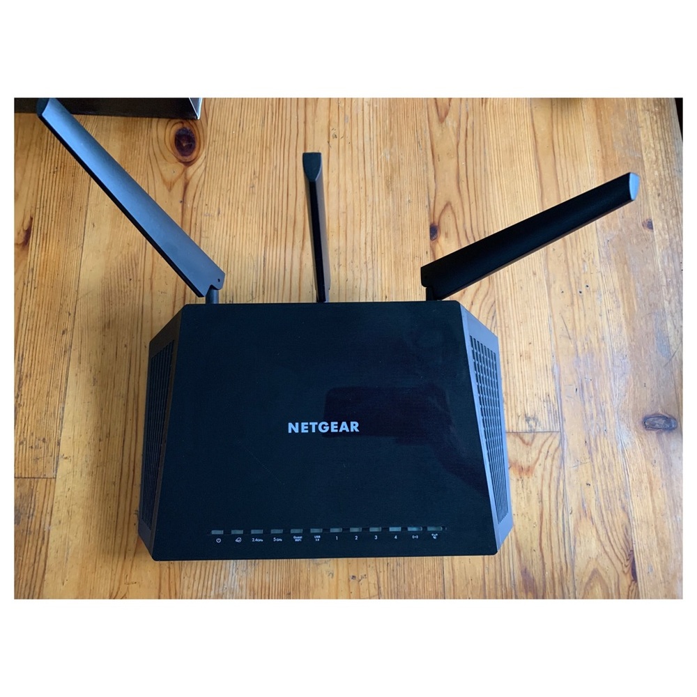 Netgear // R6700 Nighthawk AC1750 Smart Wifi Router